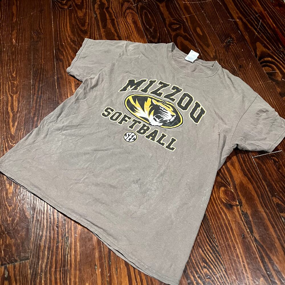 Gildan Large Collegiate Mizzou Softball Graphic T Shirt Brown Y2K